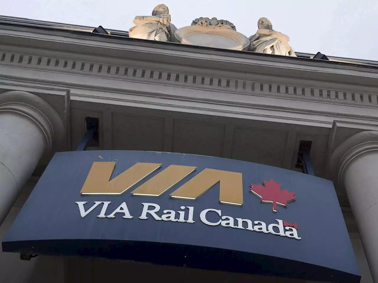 Video shows Via Rail employee telling Muslim man no praying at Ottawa station