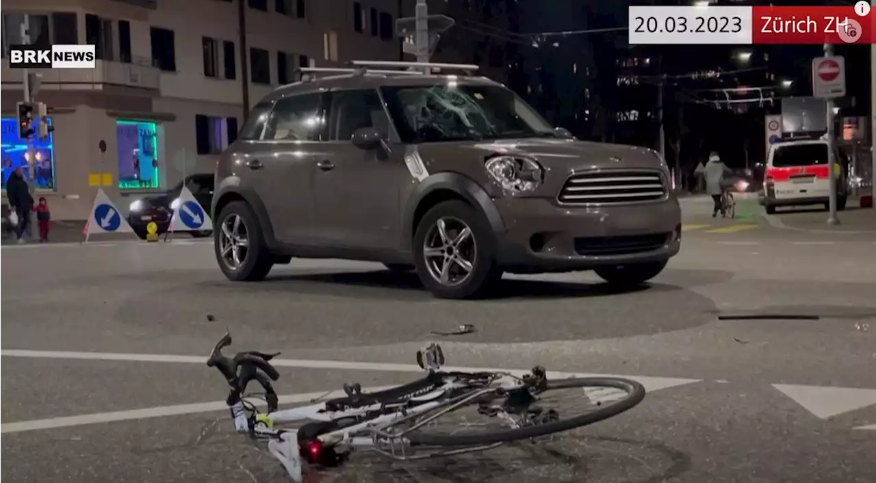 Stadt Zürich ZH: Frau (25) crasht mit Mini in Velofahrer – Mann (22) verletzt (Video)