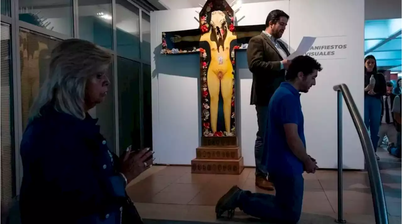 Un grupo religioso destrozó una obra de arte valuada en $480.000 durante una exposición feminista