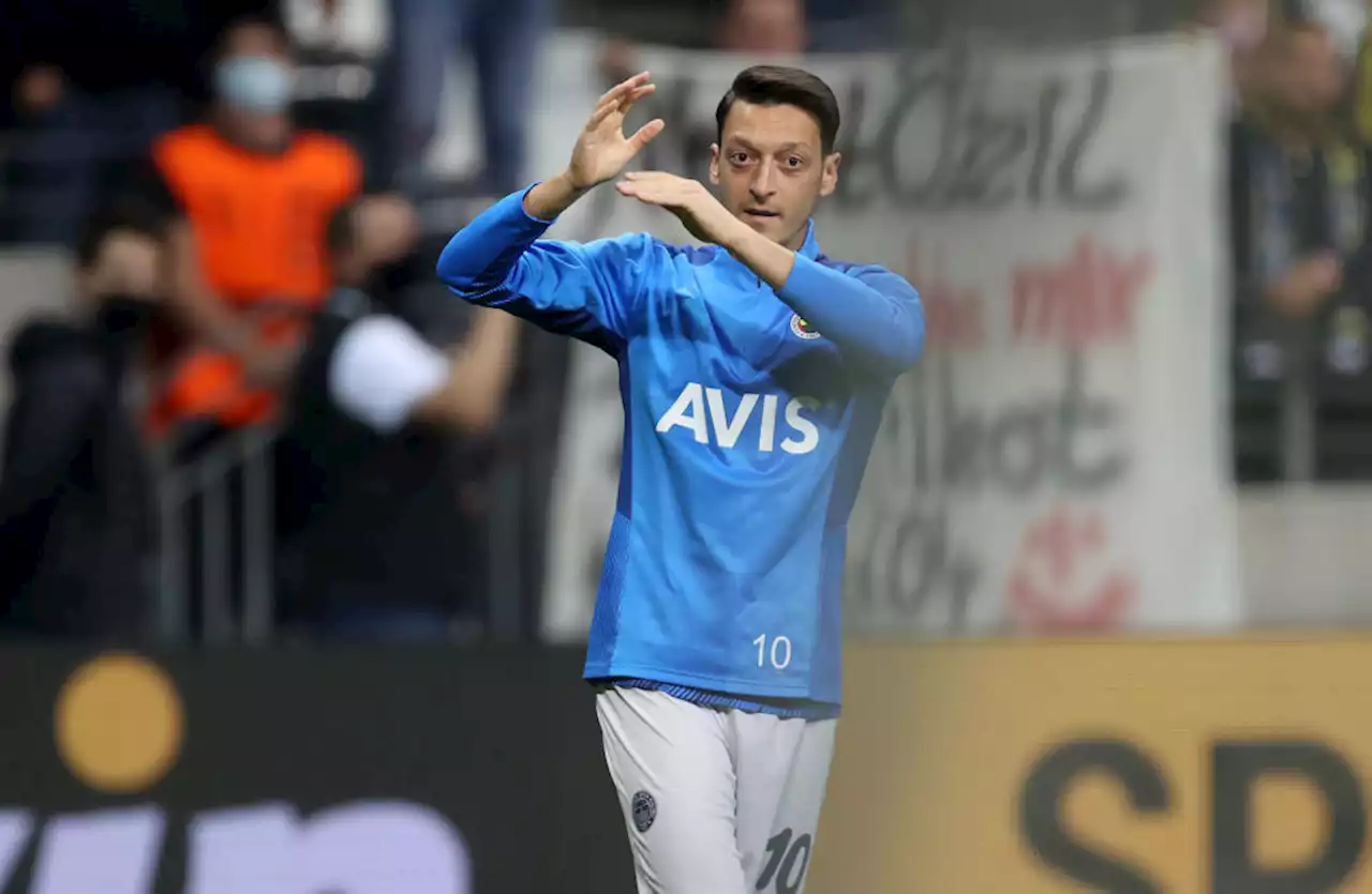 Mesut Özil anunció oficialmente su retirada del futbol profesional