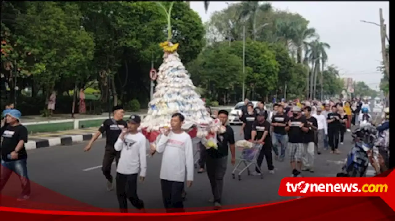 Gunungan Apem, Pedagang Di Bojonegoro Sambut Tangis Haru, Berharap Pasar tak Direlokasi