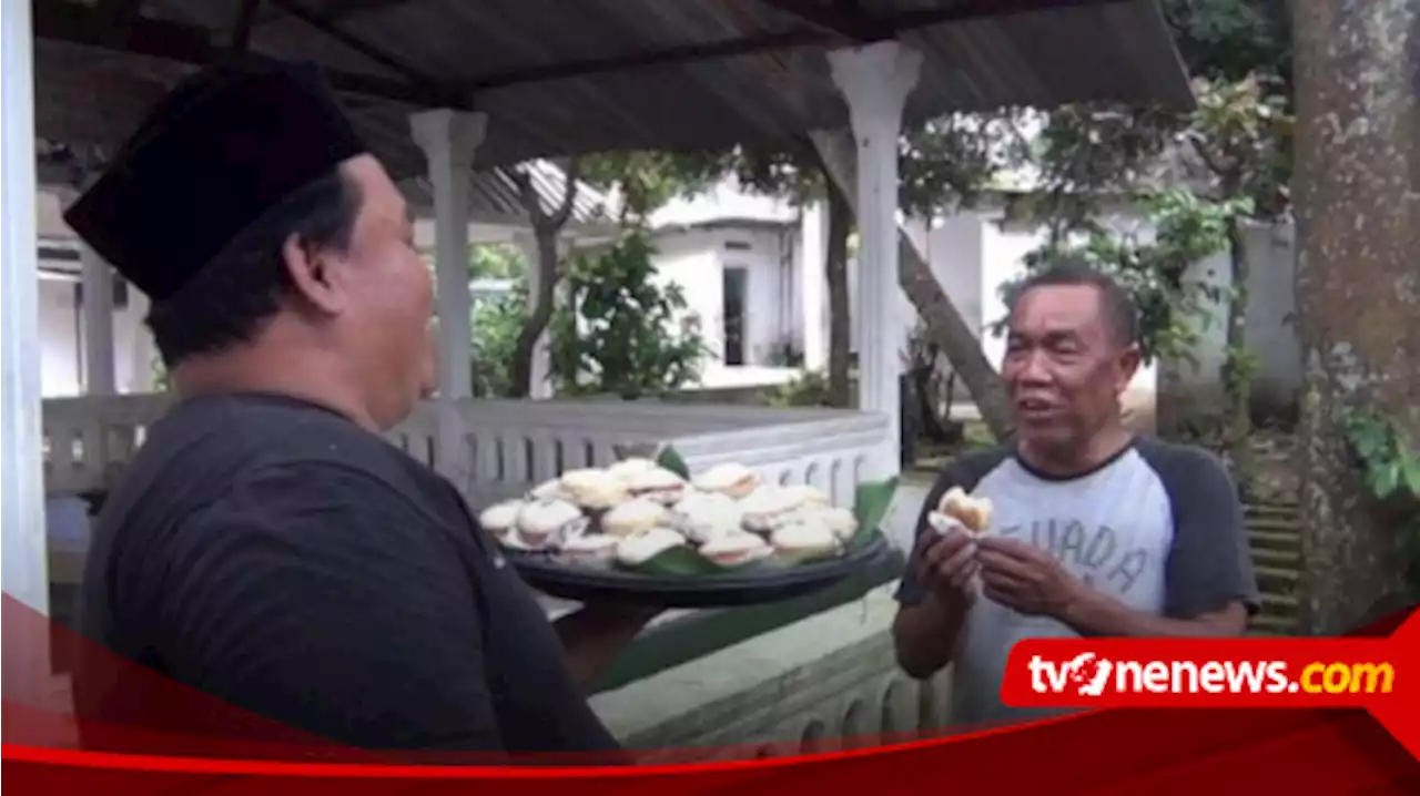 Tradisi Megengan Jelang Puasa, Warga di Malang Bagikan Kue Apem Gratis untuk Peziarah