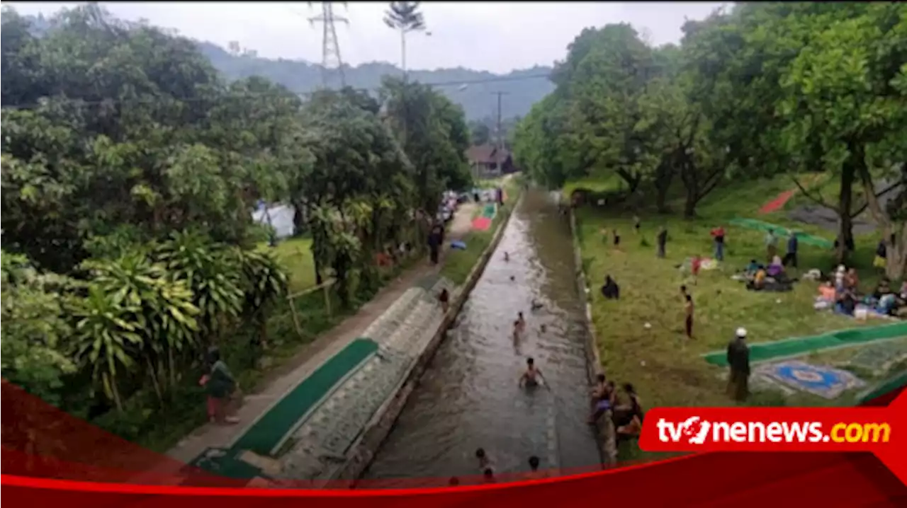 Tradisi Menyambut Ramadhan, Puluhan Warga Ramai-ramai Mencuci Karpet Mesjid di Aliran Irigasi Cibeureum