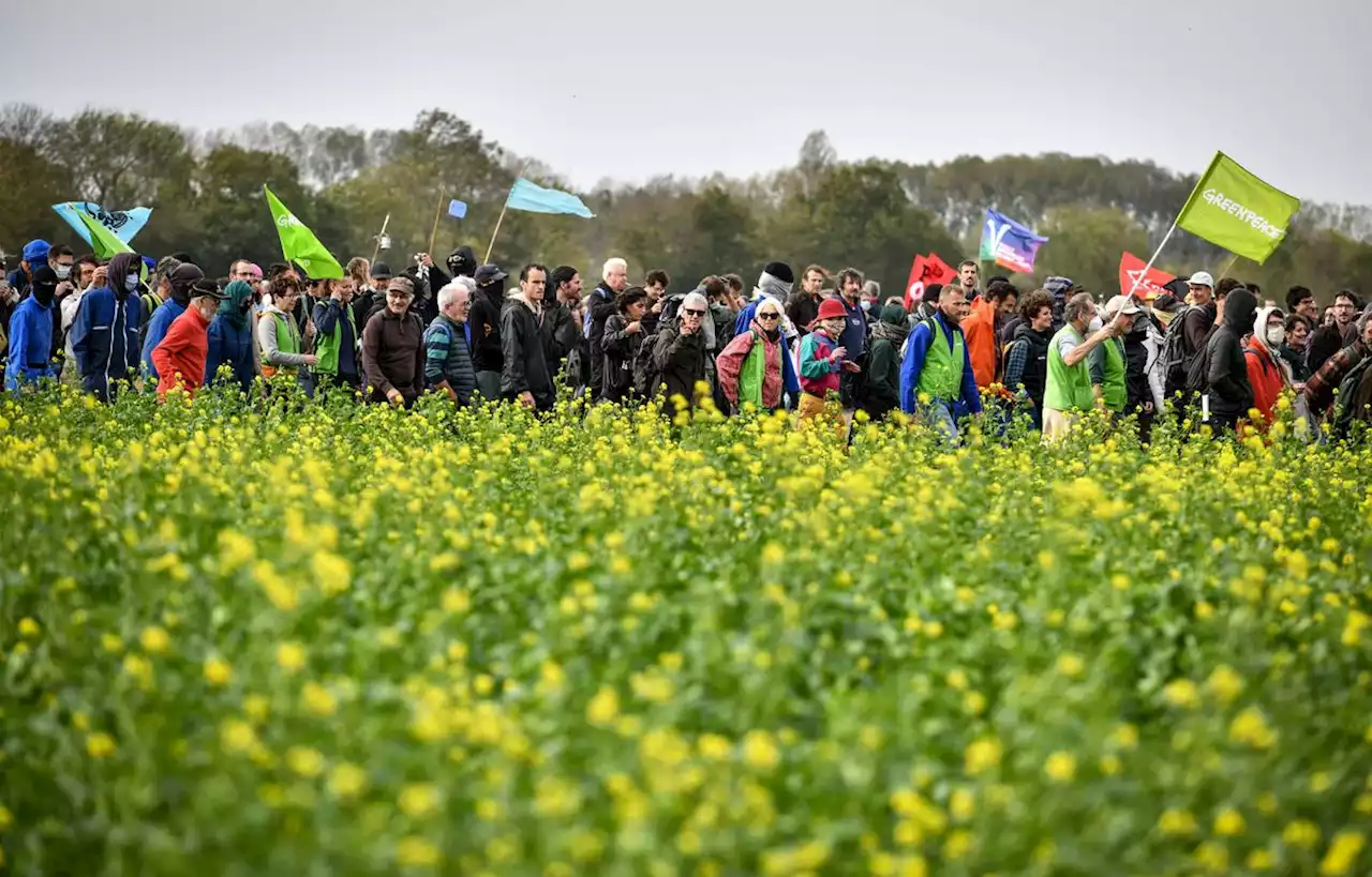 Les opposants aux Méga bassines se mobilisent massivement dans le Poitou