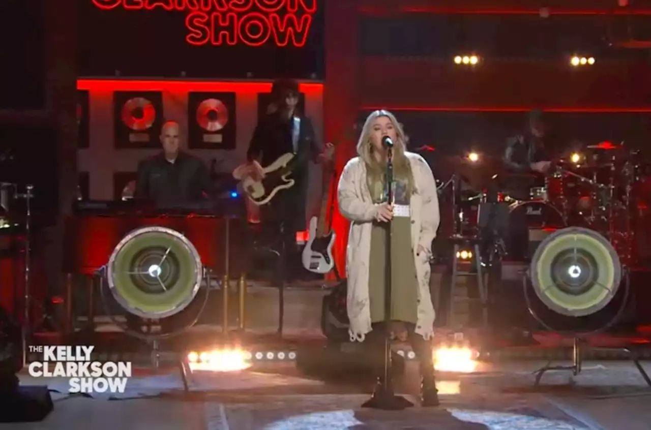 Kelly Clarkson Rocks Out Her Way With Lenny Kravitz Cover: Watch