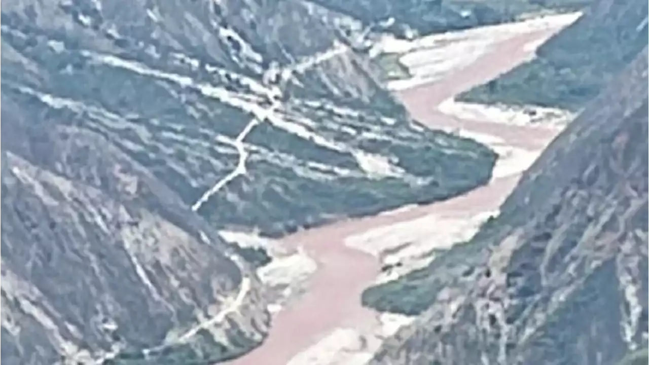 El río Chicamocha se tiñó de rosado: autoridades ambientales de Santander investigan el caso