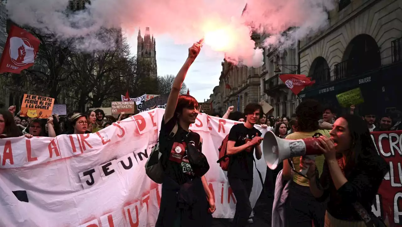 Frankreich: Demonstranten zünden Rathaus in Bordeaux an