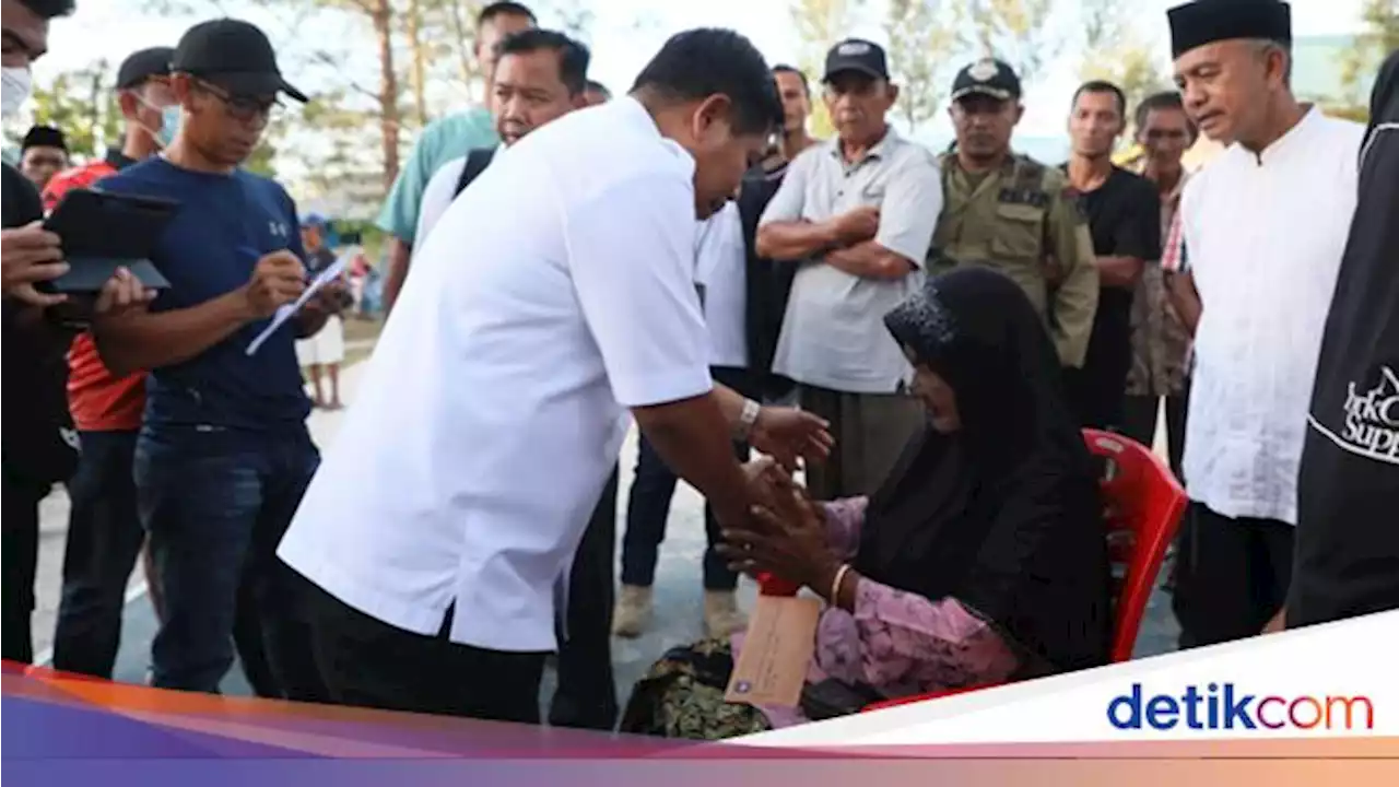 Kemendagri Serahkan Bantuan untuk Korban Longsor di Serasan Natuna