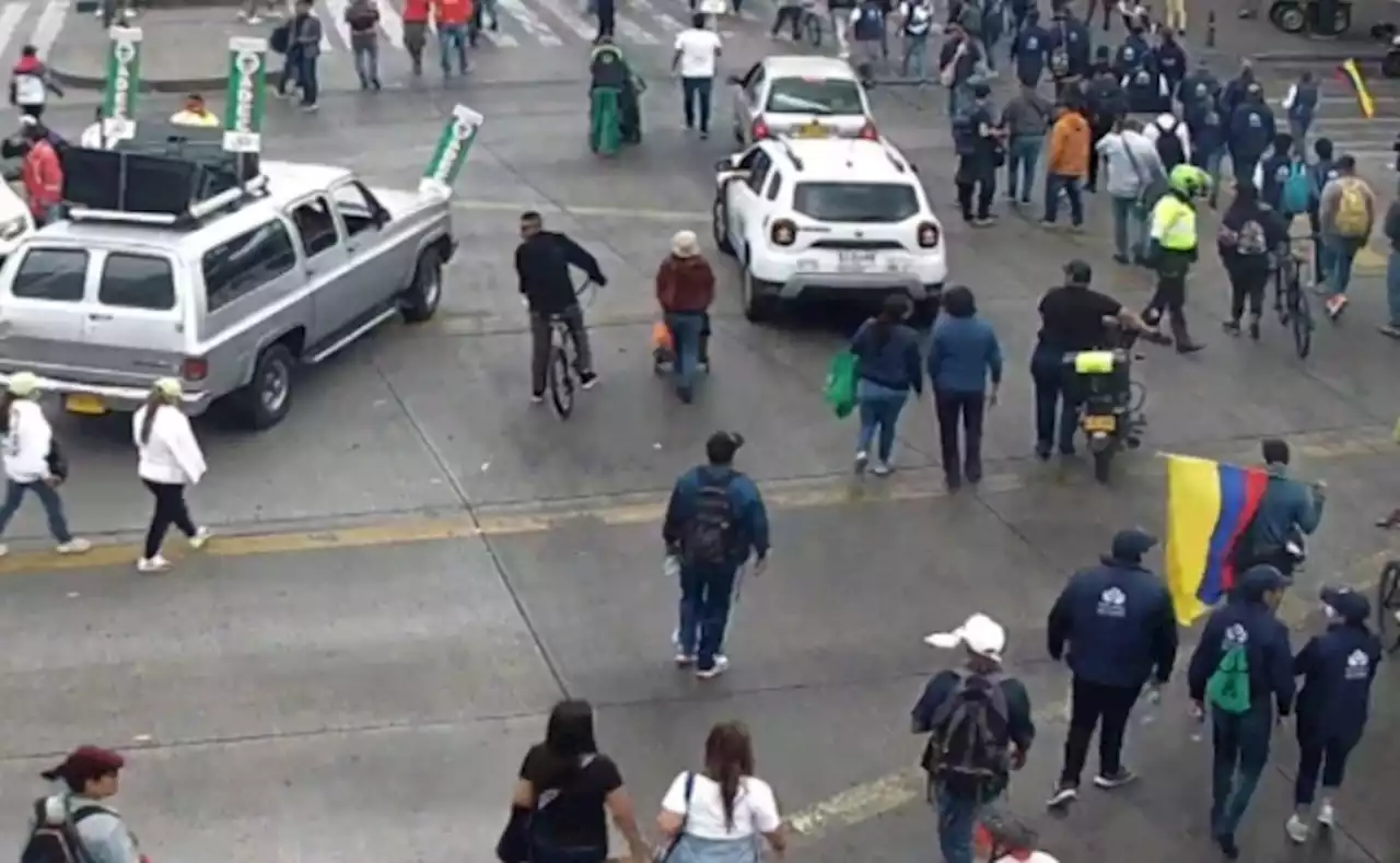 Protesta de estudiantes avanza por la Carrera Séptima con Calle 40