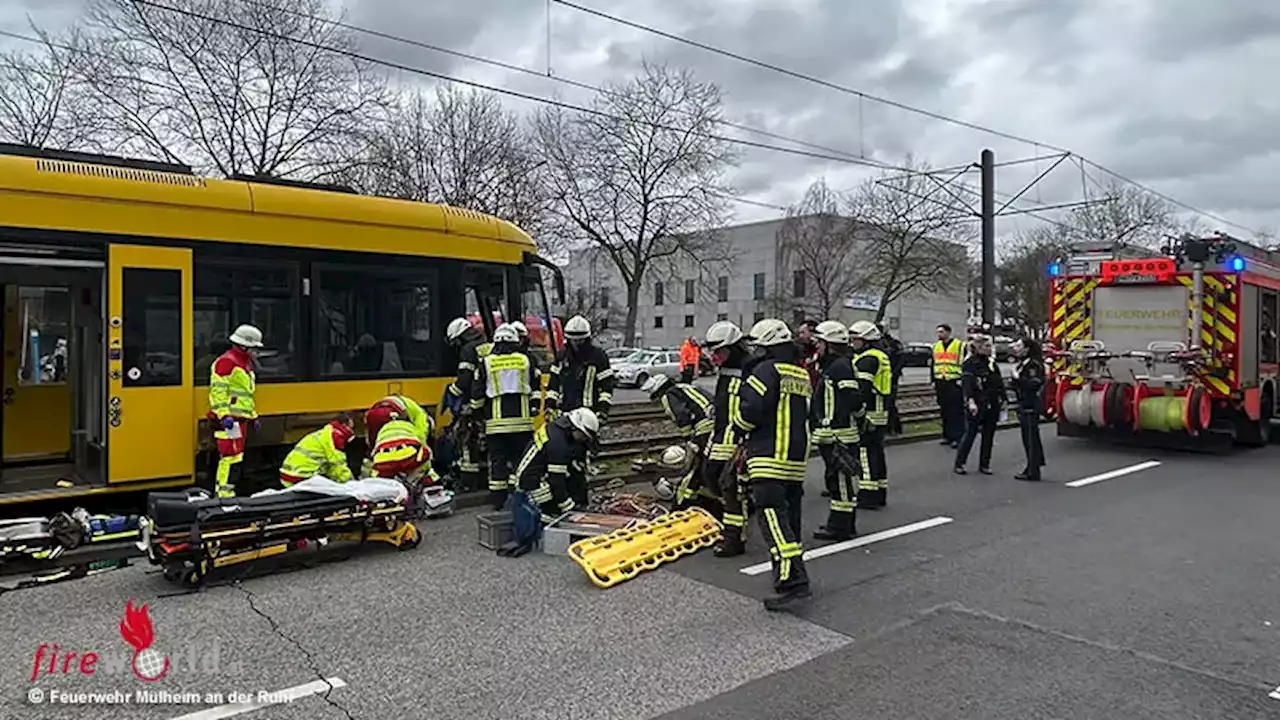 D: Dame klemmt unter Straßenbahn und hatte noch Glück