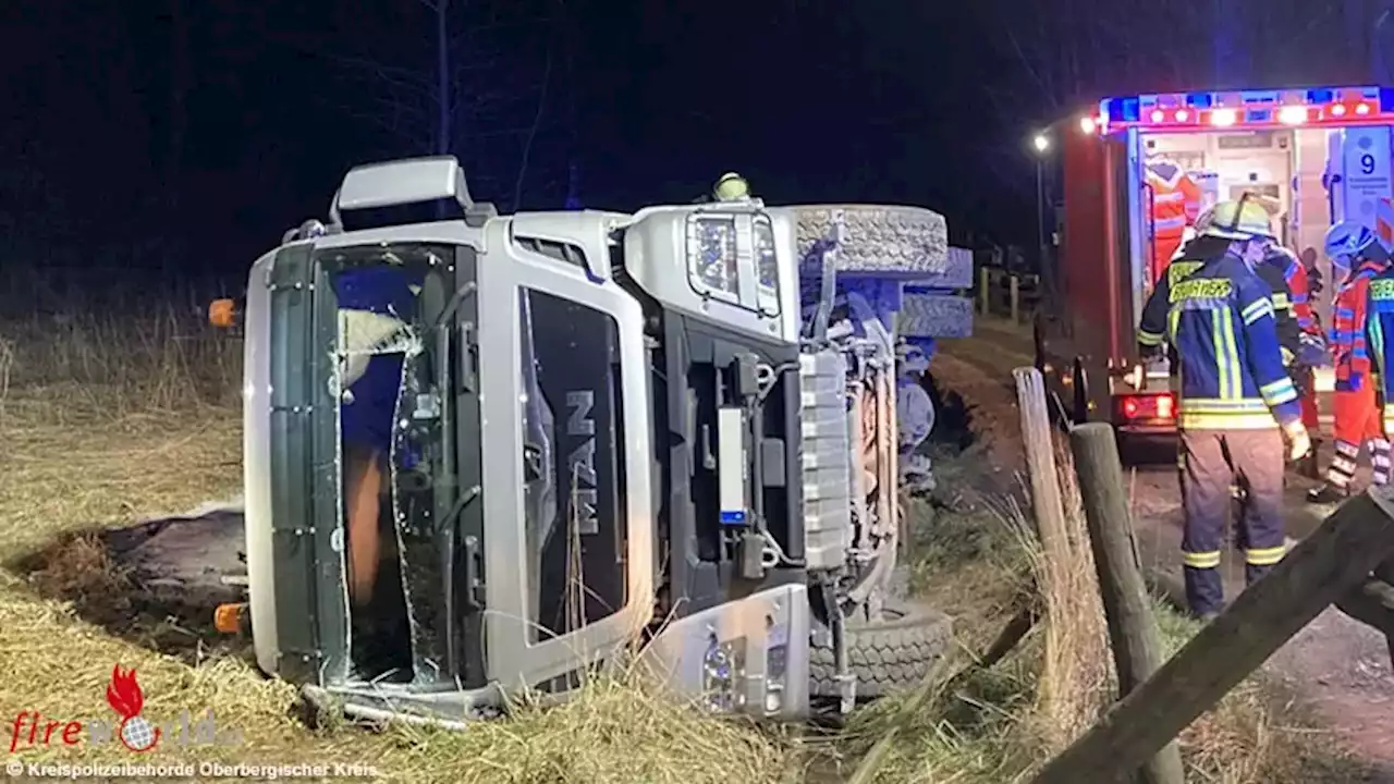 D: Lkw bei Wendemanöver in Radevormwald umgestürzt → Lenker über Windschutzscheibe befreit