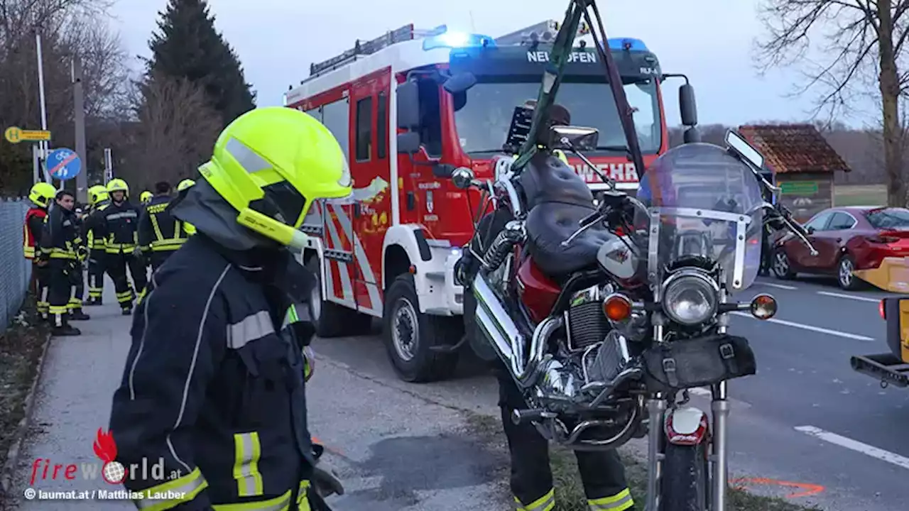 Oö: Motorradlenker bei Kollision mit Auto auf Kremstalstraße in Neuhofen an der Krems schwer verletzt