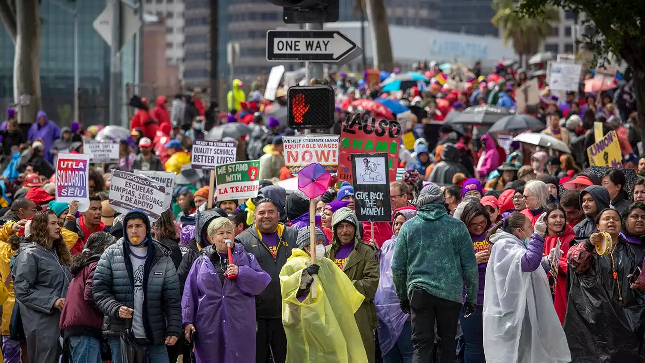 Los Angeles Unified announces schools will remain closed for third day amid teacher strike