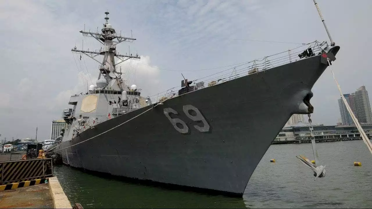 US denies that China expelled American warship from near disputed islands