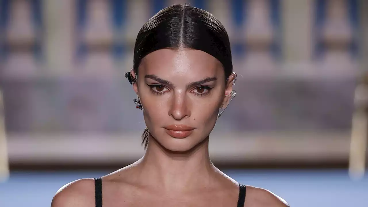 Emily Ratajkowski : incroyable en corset au décolleté pigeonnant et chevelure wild, elle enflamme Instagram - Grazia