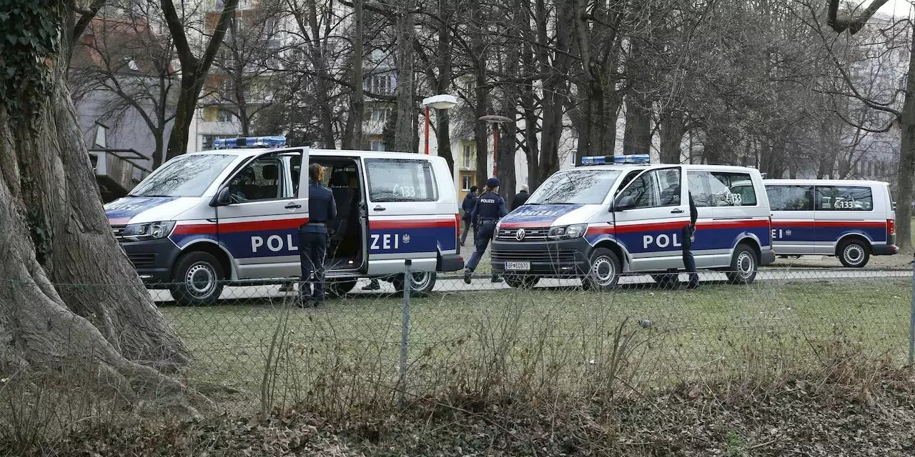 Pärchen sticht mit Messer gegenseitig auf sich ein