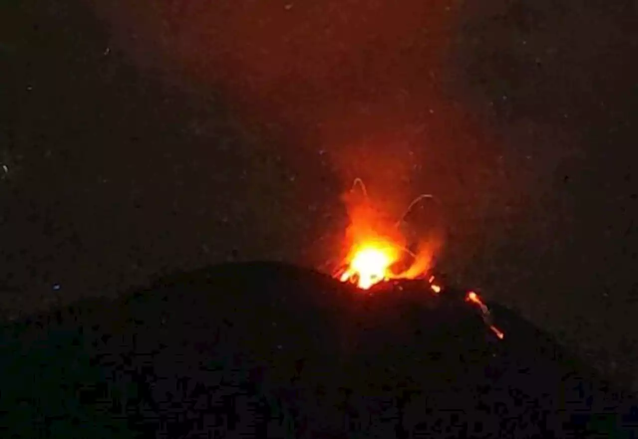 60 Kali Erupsi Terjadi di Puncak Gunung Ile Lewotolok