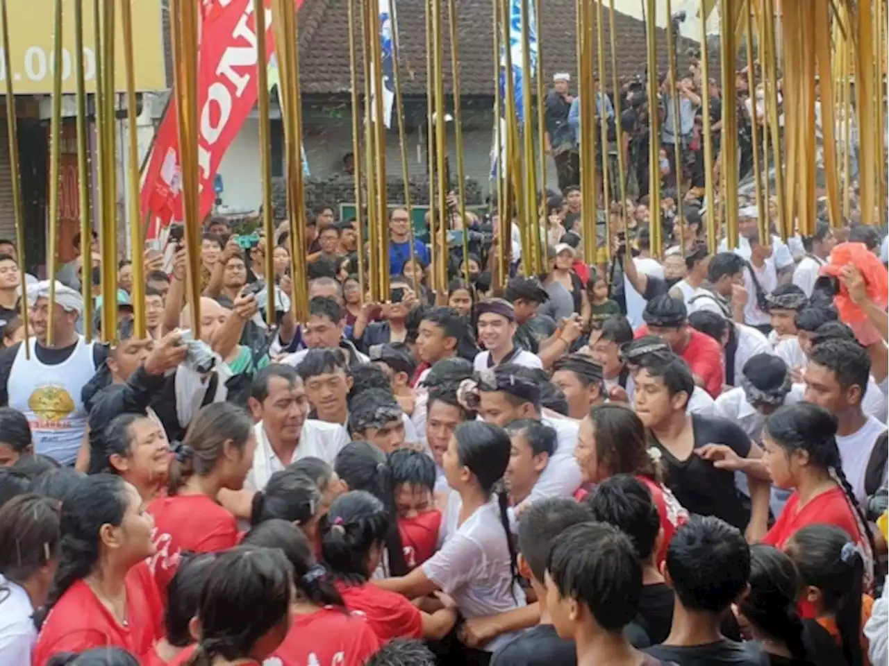 Ditunggu Turis, Tradisi Omed-omedan Perkuat Kebersamaan Muda-Mudi Banjar Kaja Sesetan