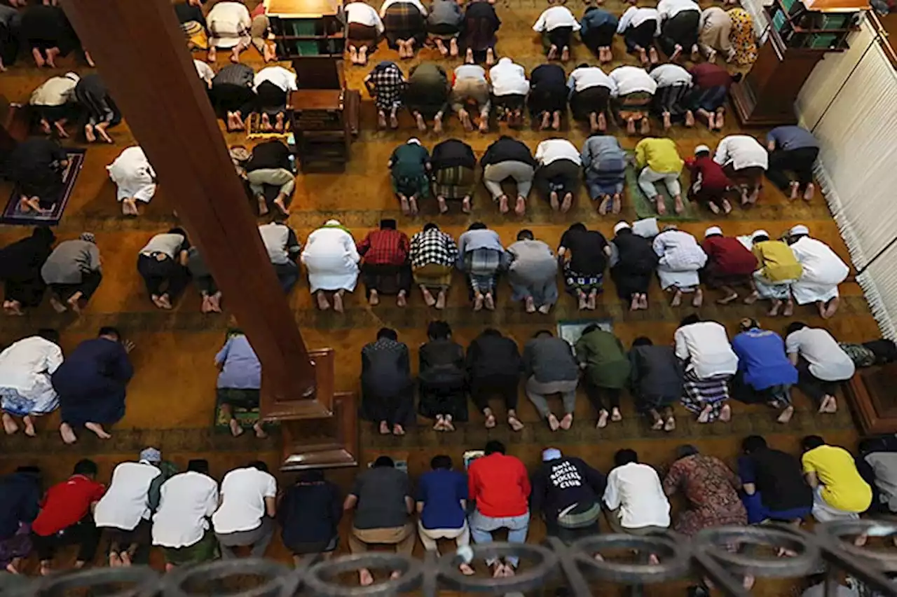 Tarawih Perdana, Ribuan Jamaah Penuhi Masjid Jami