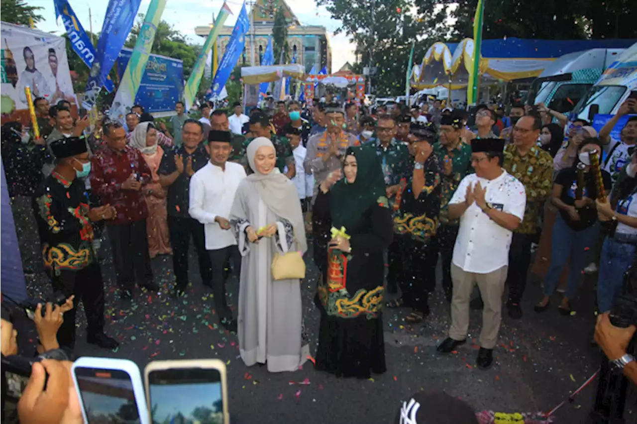 Wali Kota Palangka Raya dan Istri, Beserta Wakil Buka Pasar Ramadan 2023