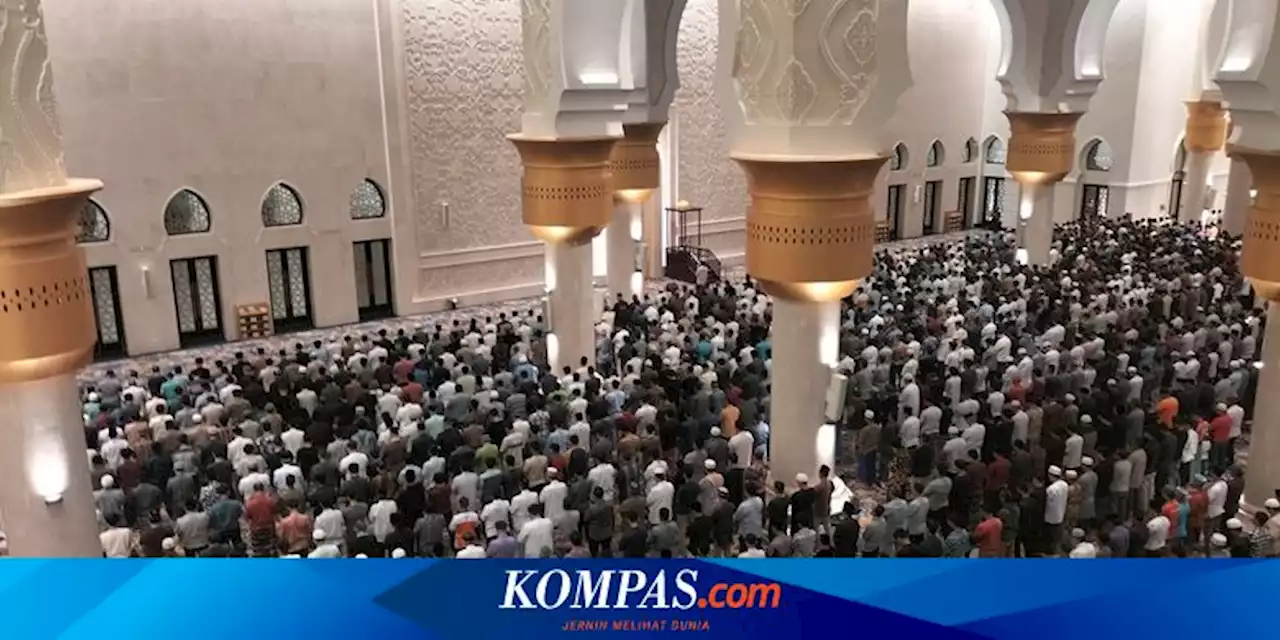 20.000 Warga Antusias Ikuti Shalat Tarawih di Masjid Raya Sheikh Zayed