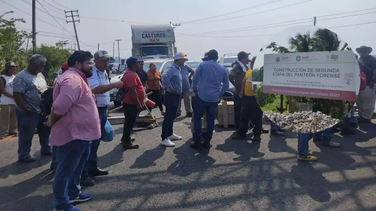 Esto se sabe de protesta de albañiles que construyen Forense en Coatzacoalcos