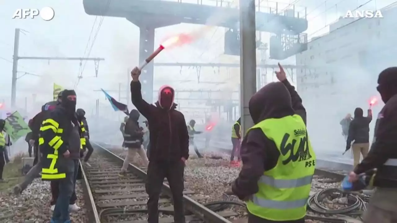 Riforma pensioni in Francia, a Parigi manifestanti occupano i binari della Gare de Lyon