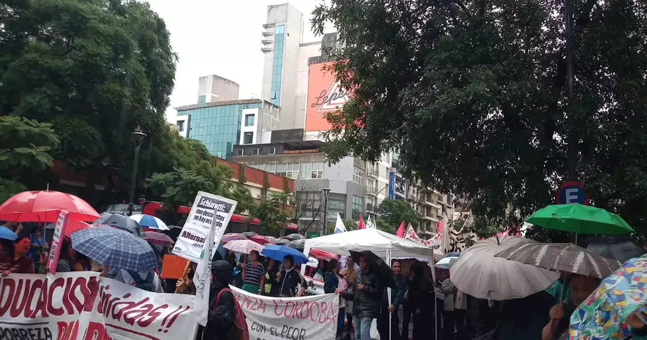 Pese a la lluvia, docentes y personal de salud ratificaron la marcha para este jueves | Ciudadanos | La Voz del Interior