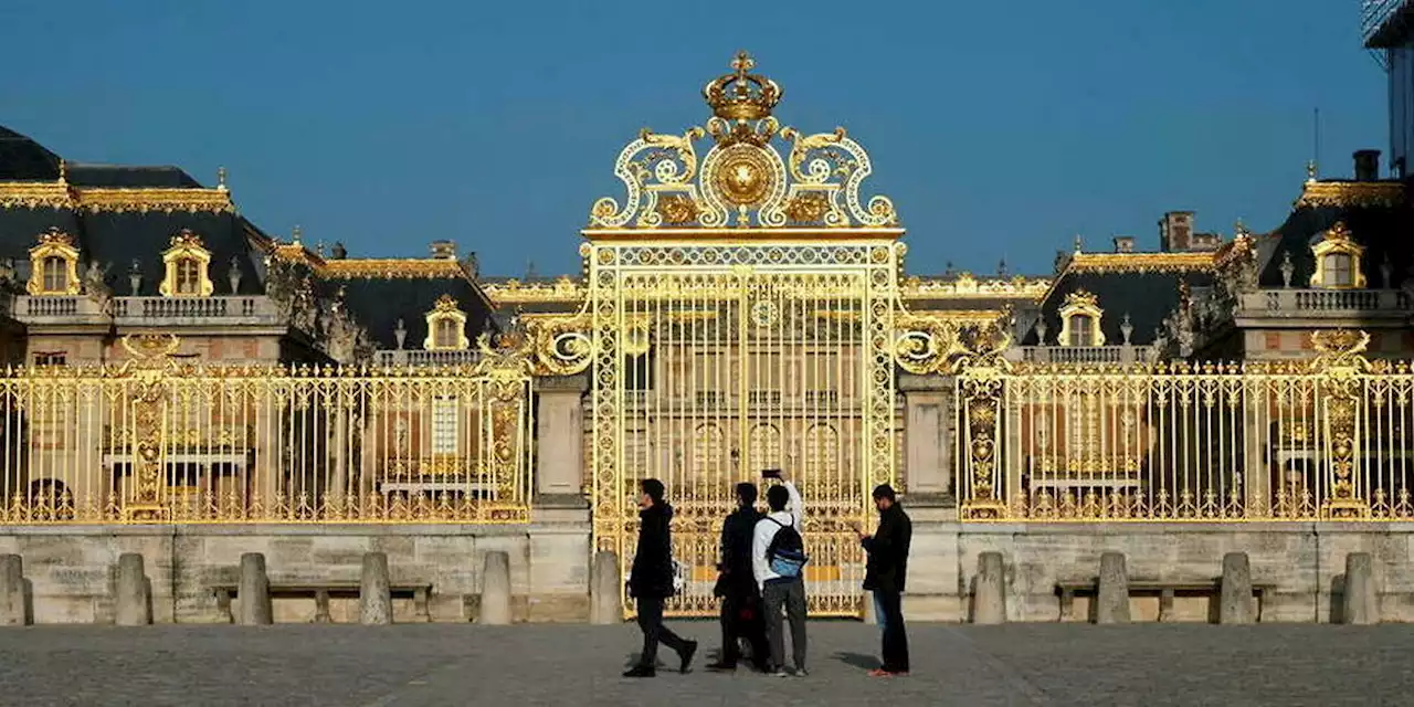 Charles III à Versailles : Mélenchon et Rousseau aiguisent leurs piques