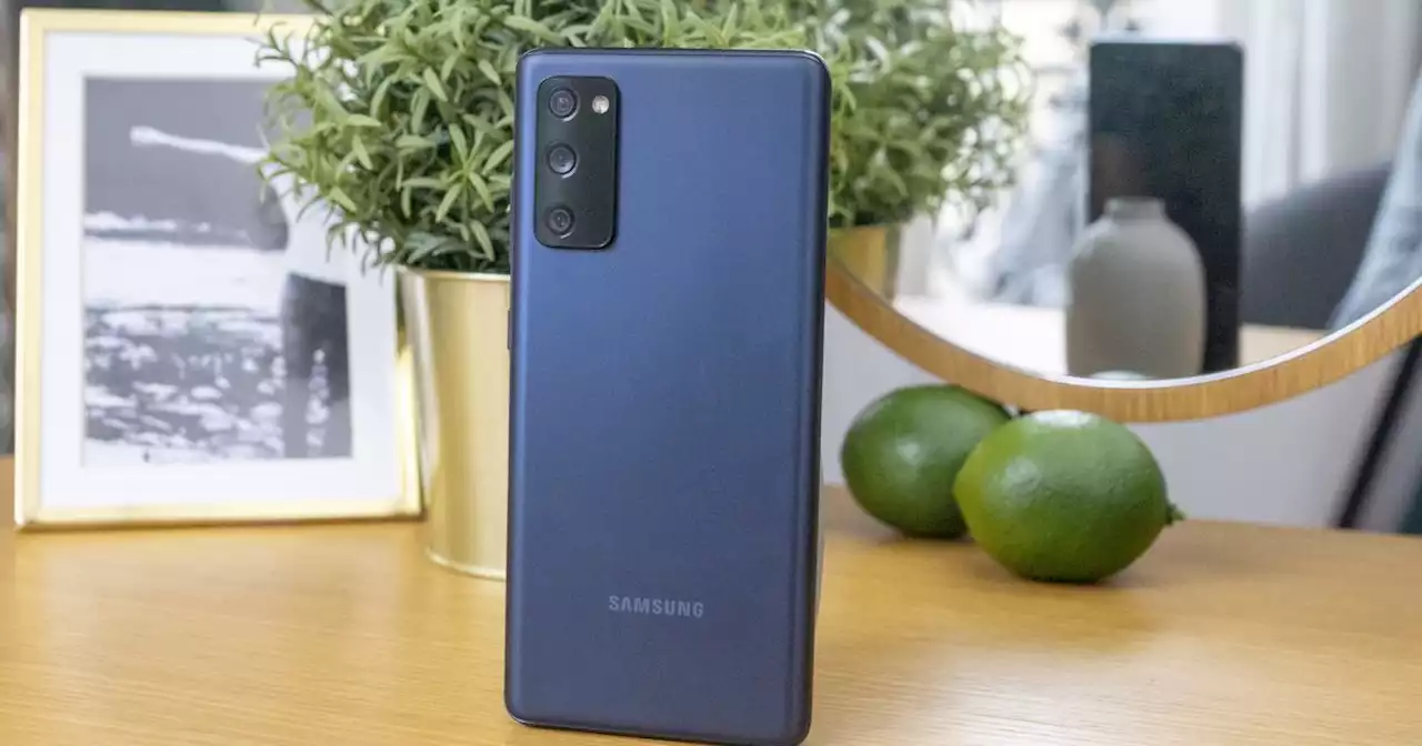 Bon plan – Le smartphone Samsung Galaxy S20 FE 5G Bleu '4 étoiles' à 390,48 €