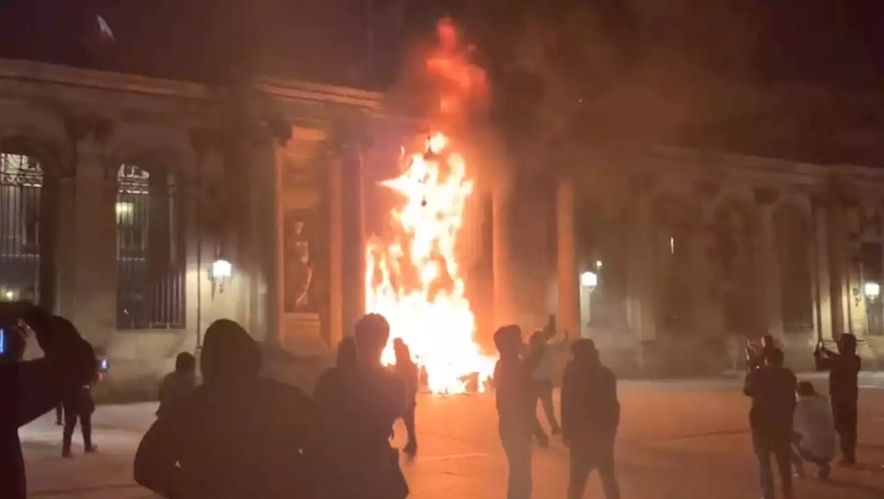 Une manifestation sauvage dégénère à Bordeaux : le porche de la mairie prend feu