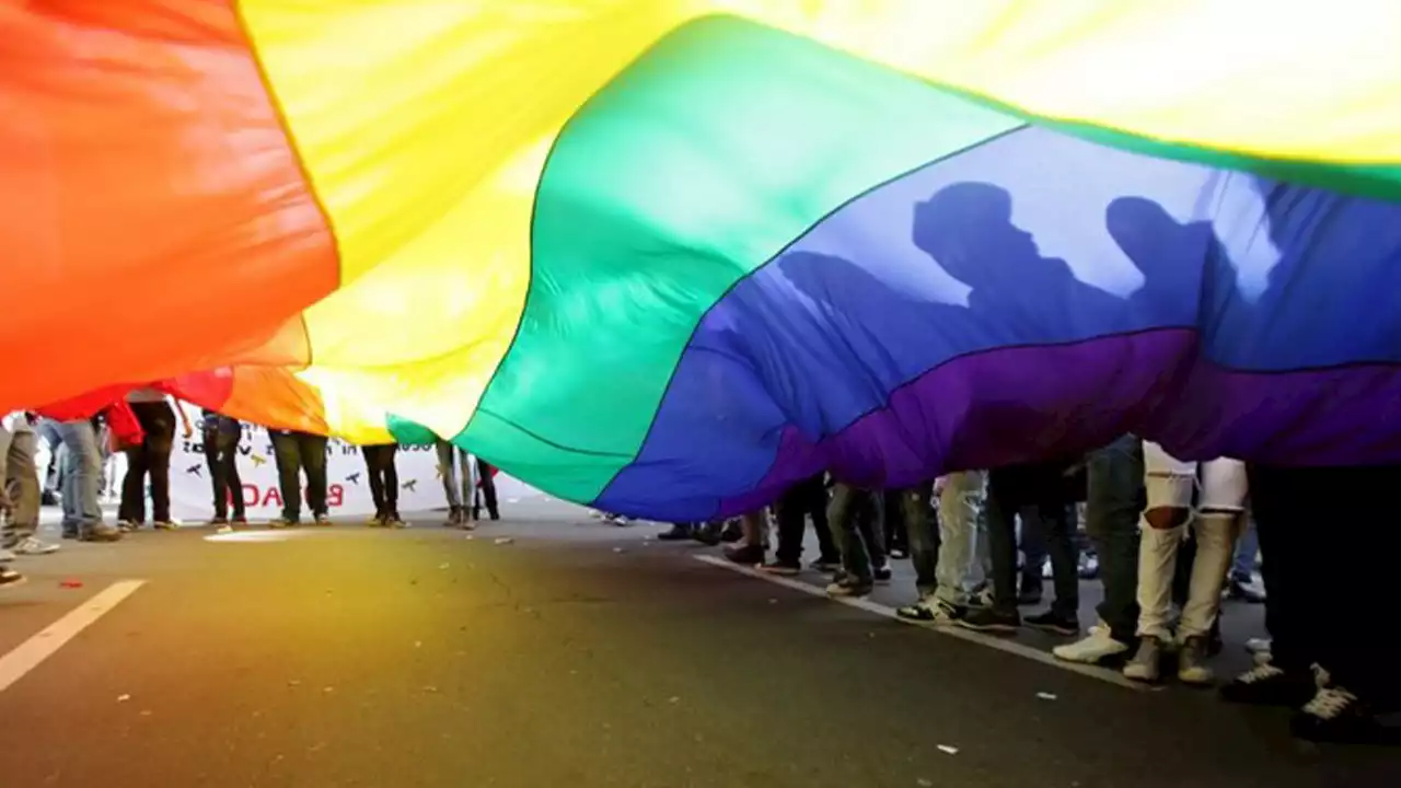 Uganda aprueba un proyecto de ley que penaliza identificarse como LGBTQ e impone pena de muerte