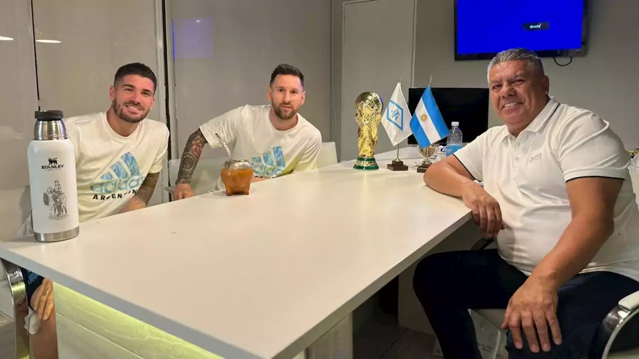 A puro mate: el mensaje de Chiqui Tapia junto a Messi y De Paul en la previa