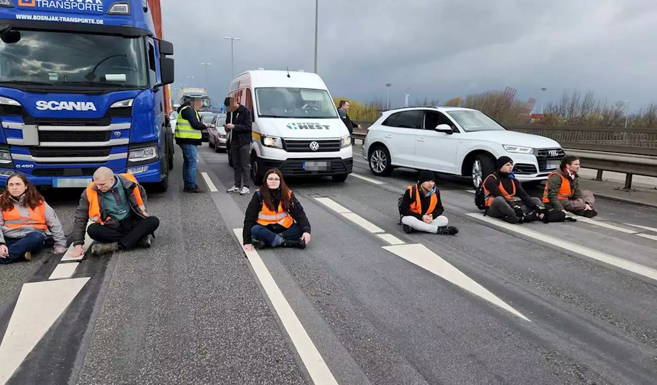 „Letzte Generation“ blockiert wichtige Verkehrsader in Hamburg