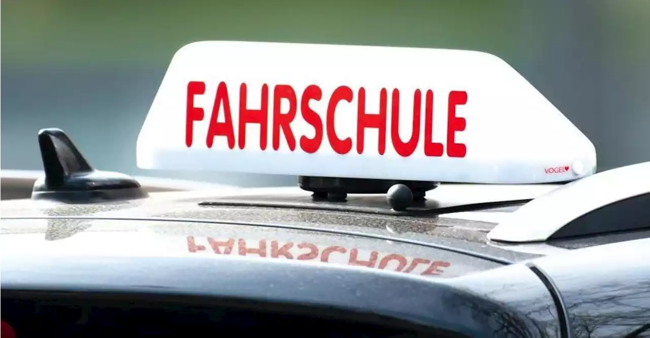 Unfall kurz vor Ende der Fahrprüfung: 18-Jährige besteht trotzdem