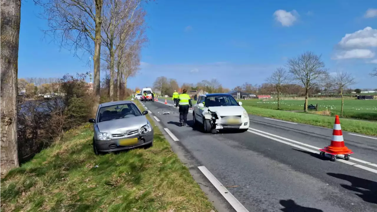 Vrouw met spoed naar ziekenhuis na botsing op N244 bij Zuidschermer