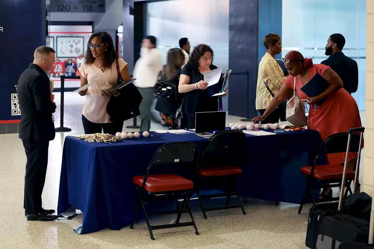 US weekly jobless claims edge lower to 192,000