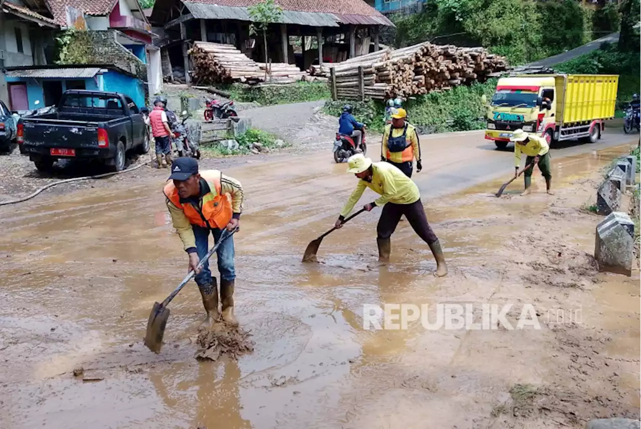 Longsor di Salawu, Lalu Lintas Jalan Garut-Tasikmalaya Terganggu |Republika Online