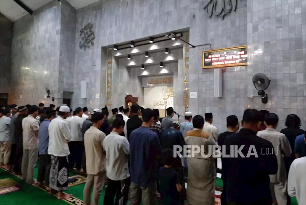 Suasana Tarawih di Masjid UI, Penuh Mahasiswa dan Warga Sekitar