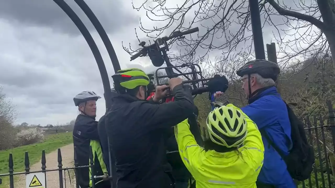 How many cyclists does it take to lift a cargo bike over cycle route barrier?; Downtube shifter-controlled dropper post; Timmy Mallett takes on a vicious steep gravel berg + more on the live blog