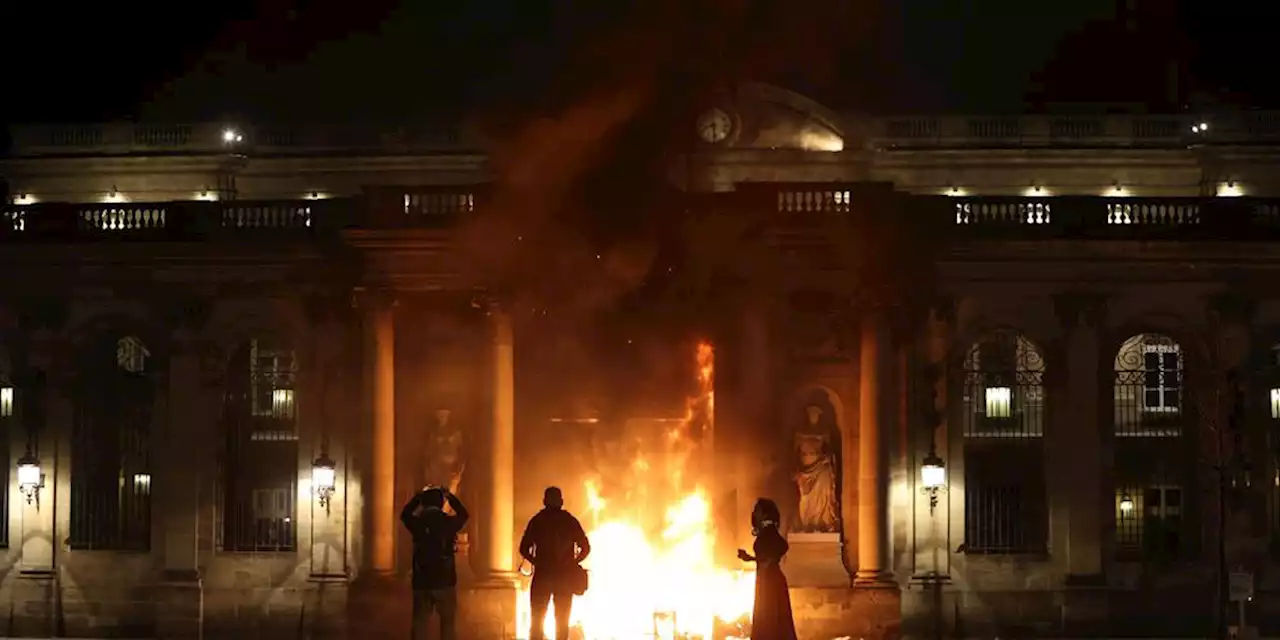 Grève du 23 mars à Bordeaux : des manifestants mettent le feu à la mairie