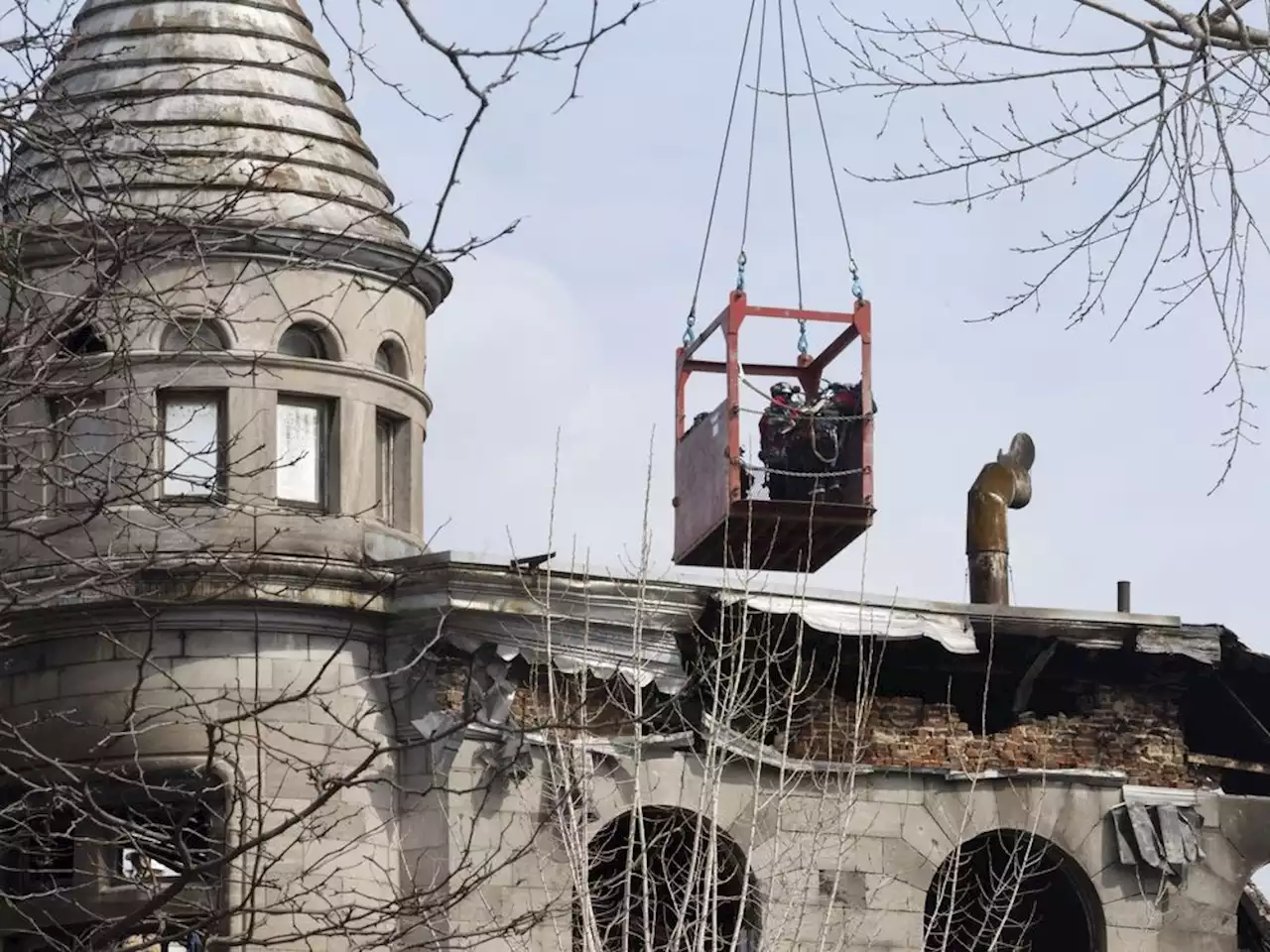 Police find two more victims at site of fatal fire in Old Montreal, total now 4