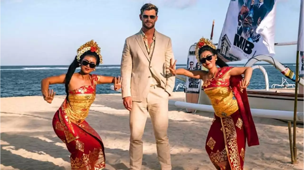 Chris Hemsworth Pamer Liburan di Bali, Netizen Salfok: Dewa Petir Aja Pakai Helm Pas Naik Motor