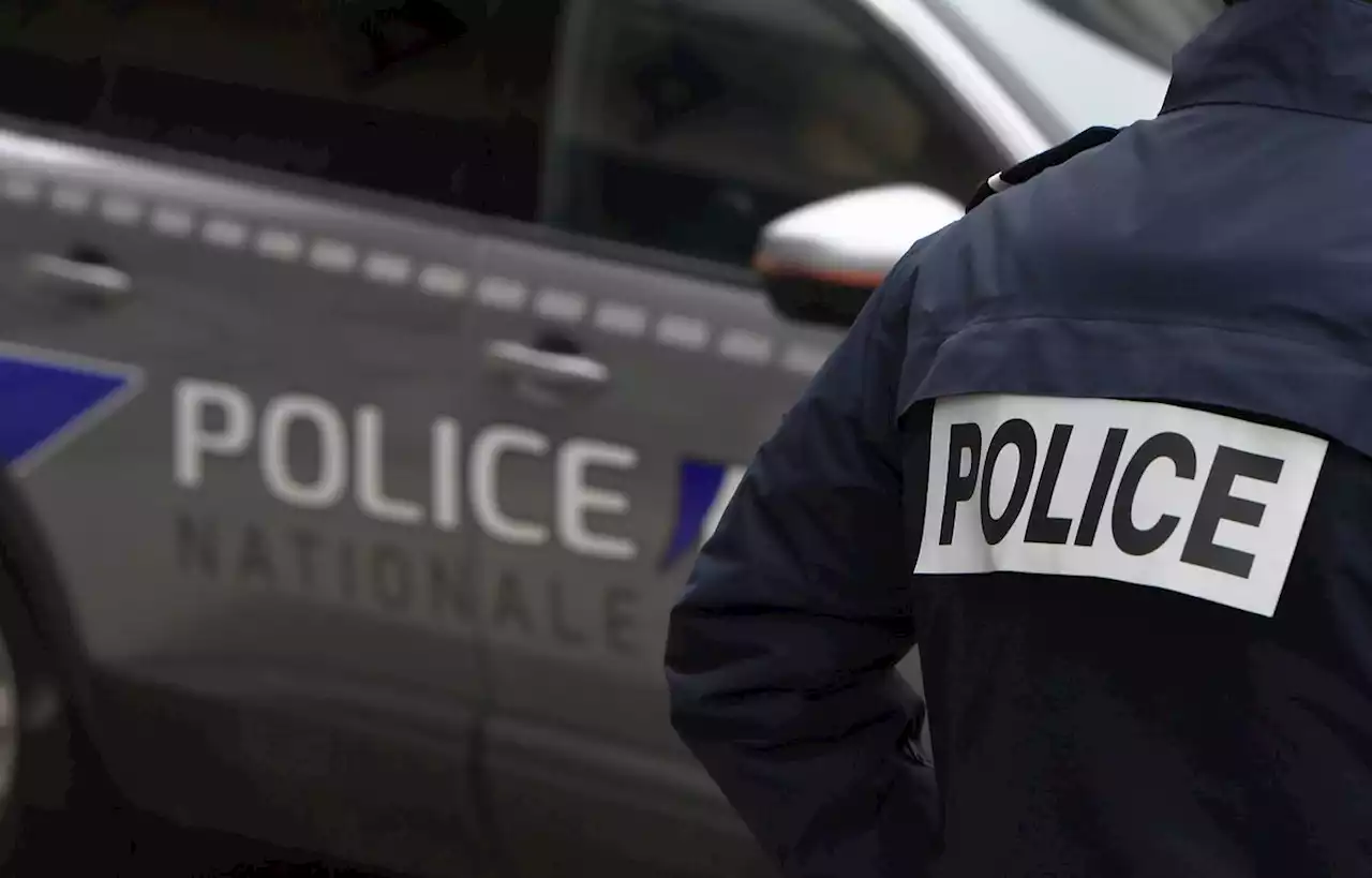 Quand un camion de la police emboutit un autre camion de police à Paris