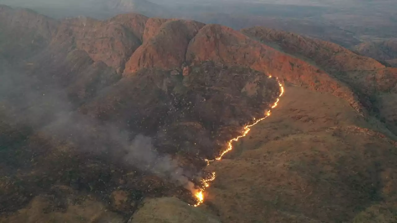 Water-bombing chopper deployed as NT bushfire tears through 100,000 hectares