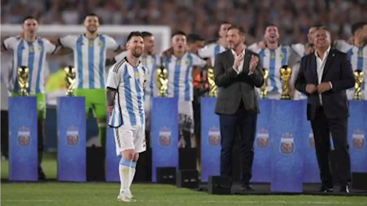 Messi vivió una noche mágica con los hinchas rendidos a sus pies