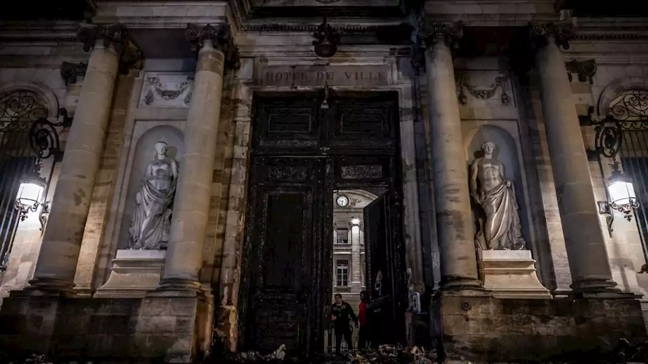 Bordeaux: cinq personnes interpellées après l'incendie de la porte de la mairie