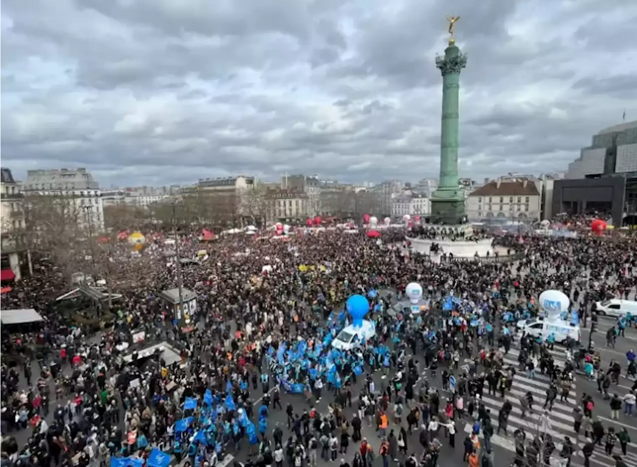 Macron '\u00e0 disposition des syndicats', mais sans remettre en cause la r\u00e9forme des retraites