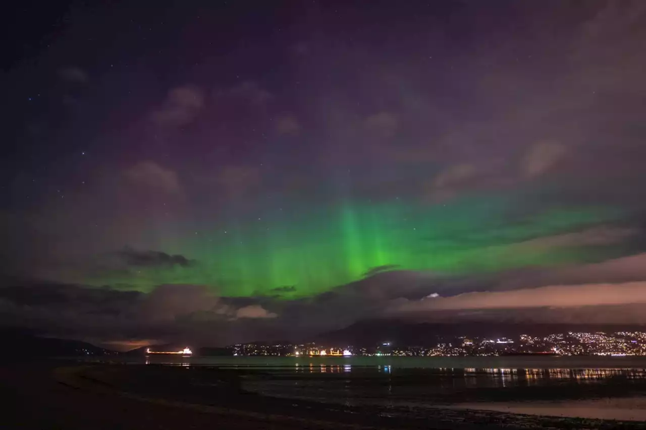 Locals share stunning photos of northern lights dancing in the Metro Vancouver sky