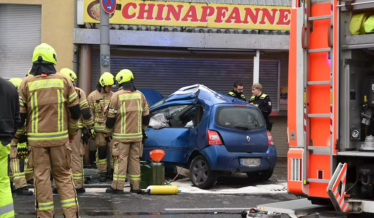 Renault-Fahrer kracht in Neukölln gegen Laternenmast